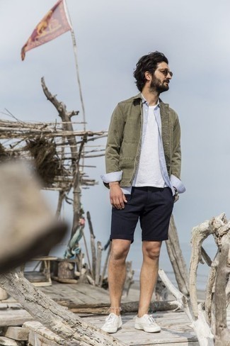 Как носить темно-синие шорты с белыми низкими кедами мужчине