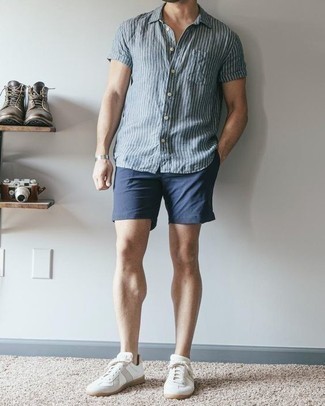 Как носить темно-синие шорты с белыми низкими кедами мужчине