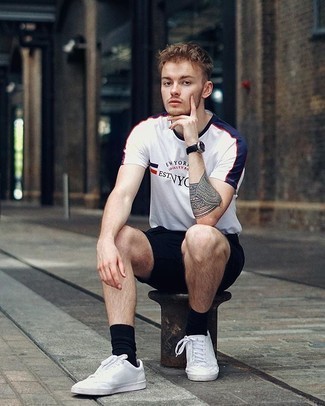 Как носить темно-синие шорты с белыми низкими кедами мужчине
