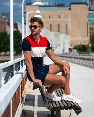 Как носить темно-синие шорты с белыми низкими кедами мужчине