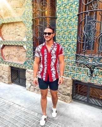 Как носить темно-синие шорты с белыми низкими кедами мужчине