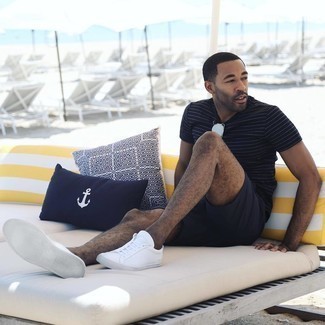 Как носить темно-синие шорты с белыми низкими кедами мужчине