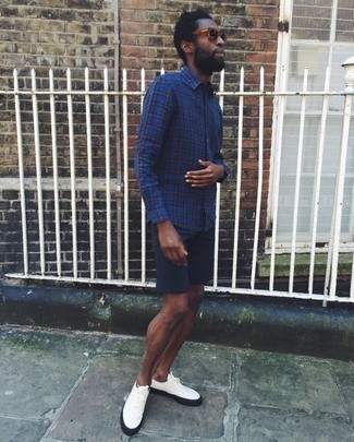 Как носить темно-синие шорты с белыми низкими кедами мужчине