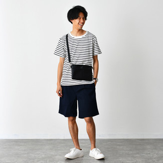 Как носить темно-синие шорты с белыми низкими кедами мужчине