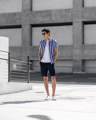 Как носить темно-синие шорты с белыми низкими кедами мужчине