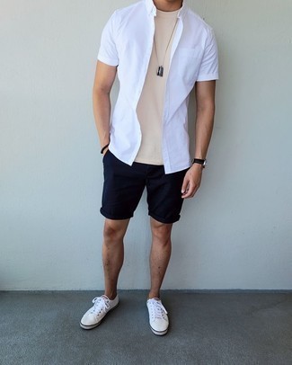 Как носить темно-синие шорты с белыми низкими кедами мужчине