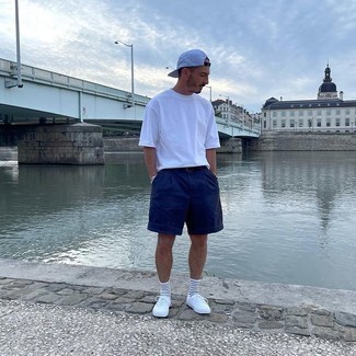 Как носить темно-синие шорты с белыми низкими кедами мужчине