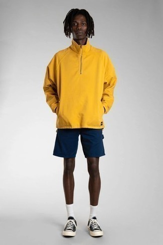 Какие ветровки носить с темно-синими шортами мужчине