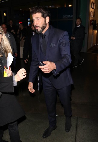 С чем носить темно-синюю шелковую рубашку мужчине