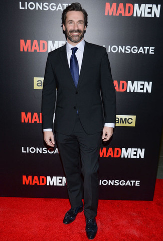 С чем носить темно-синий шелковый галстук мужчине