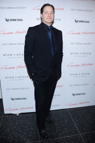 С чем носить темно-синий шелковый галстук мужчине