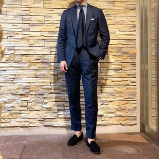 С чем носить темно-синий шелковый галстук мужчине