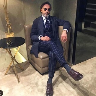 С чем носить темно-синий шелковый галстук мужчине