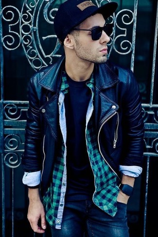 Какие косухи носить с темно-синими зауженными джинсами мужчине