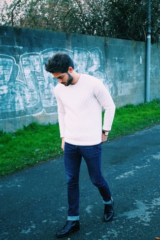 Какие вязаные свитера носить с темно-синими зауженными джинсами мужчине