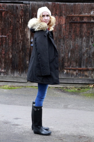 Какие парки носить с темно-синими джинсами скинни