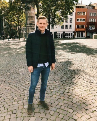 Какие куртки-пуховики носить с темно-синими зауженными джинсами мужчине