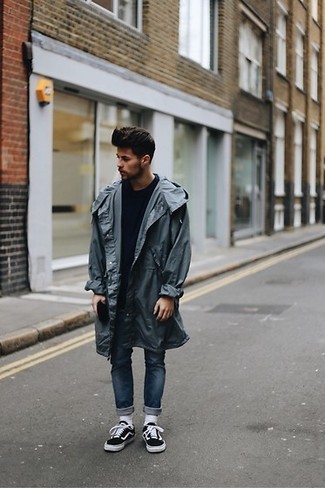 Какие дождевики носить с темно-синими зауженными джинсами мужчине