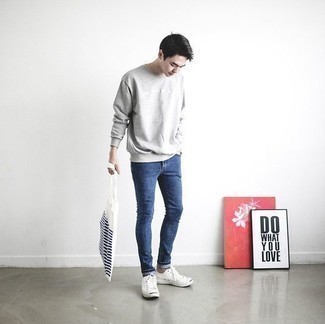 Какие свитшоты носить с темно-синими зауженными джинсами мужчине