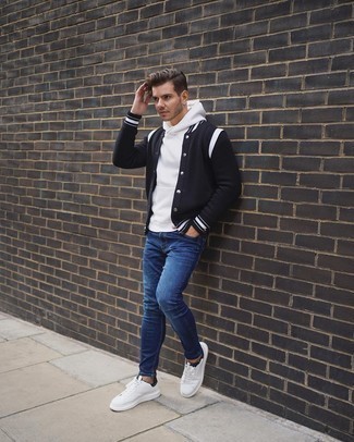 Какие университетские куртки носить с темно-синими зауженными джинсами мужчине