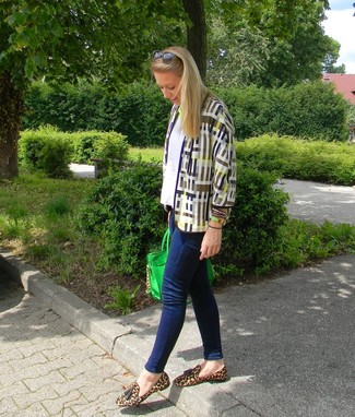 Как носить темно-синие джинсы скинни с белым пиджаком