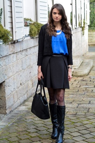 Какие мини-юбки носить с темно-синим топом без рукавов