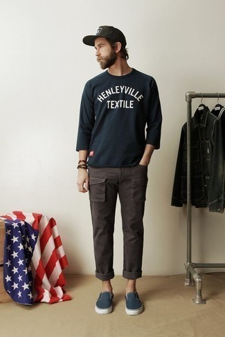 Какие брюки карго носить с темно-синими слипонами