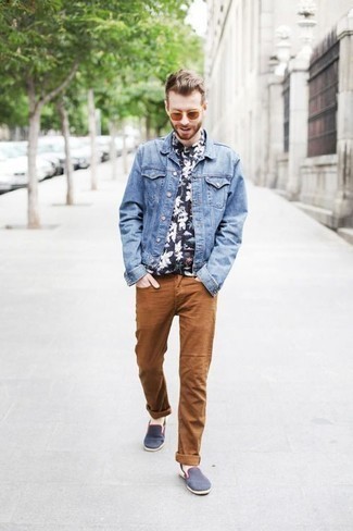 Какие брюки чинос носить с темно-синими слипонами