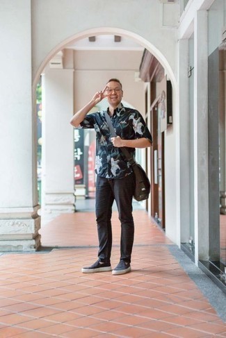 Какие брюки чинос носить с темно-синими слипонами