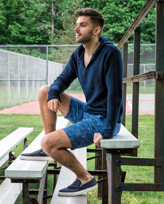 С чем носить темно-синие слипоны мужчине