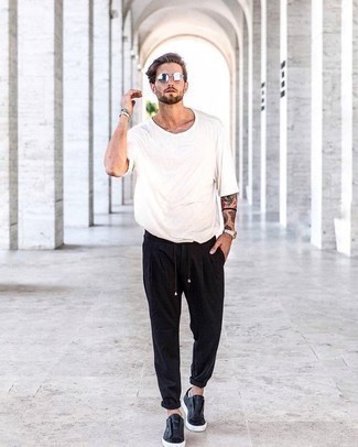 С чем носить темно-синие слипоны мужчине