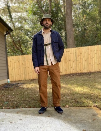 С чем носить темно-синие слипоны мужчине