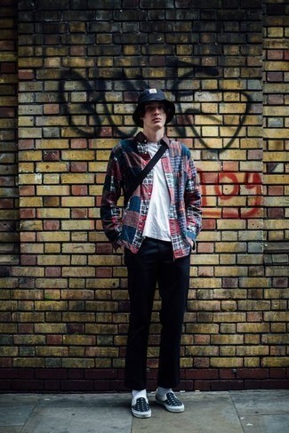 С чем носить темно-синие слипоны мужчине