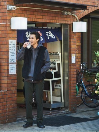 С чем носить темно-синие кеды мужчине