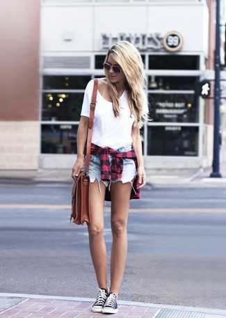 С чем носить темно-синие кеды женщине