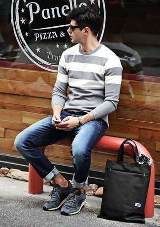 С чем носить темно-синие замшевые кроссовки мужчине