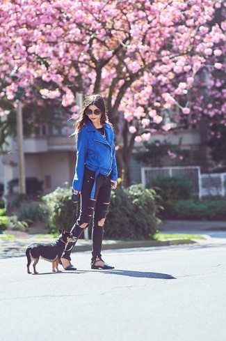 С чем носить темно-синюю замшевую косуху женщине