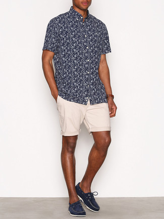 С чем носить темно-синие замшевые топсайдеры