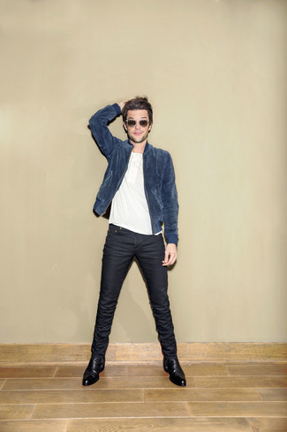 Как носить темно-синий замшевый бомбер с синими джинсами мужчине