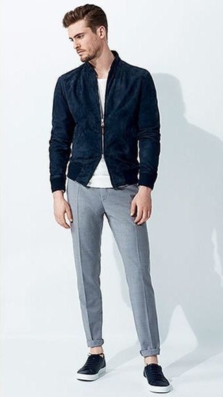 Как носить темно-синий замшевый бомбер с темно-серыми брюками чинос