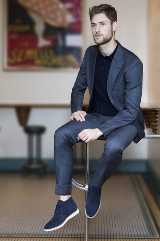 С чем носить темно-синие замшевые ботинки мужчине