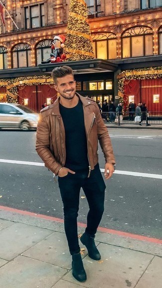 С чем носить темно-синие замшевые ботинки челси мужчине