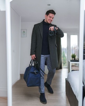 С чем носить темно-синие замшевые ботинки челси мужчине