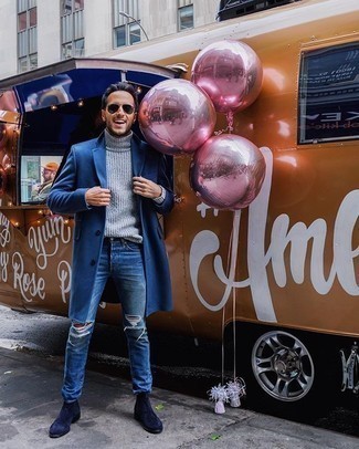 С чем носить темно-синие замшевые ботинки челси мужчине