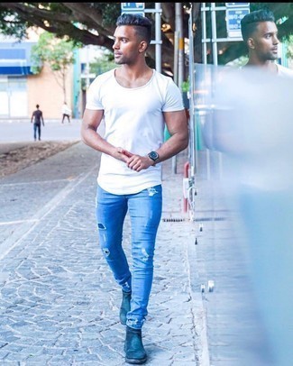 С чем носить темно-синие замшевые ботинки челси мужчине