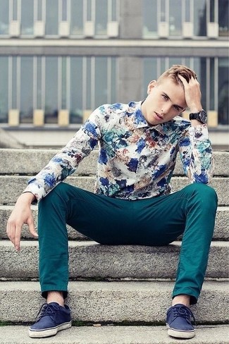 С чем носить темно-синие замшевые низкие кеды мужчине