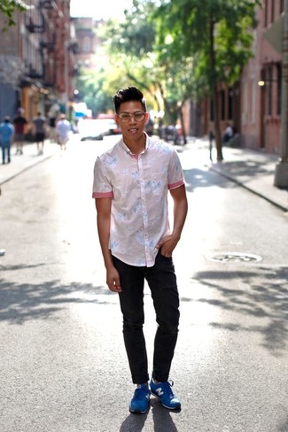 С чем носить темно-синие замшевые низкие кеды мужчине