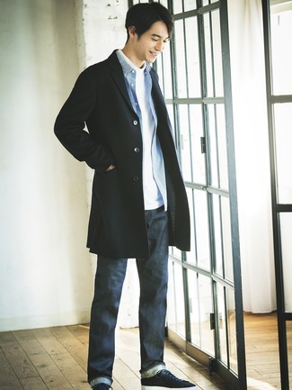 С чем носить темно-синие замшевые низкие кеды мужчине