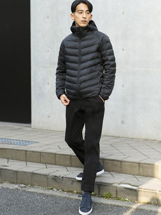 С чем носить темно-синие замшевые низкие кеды мужчине