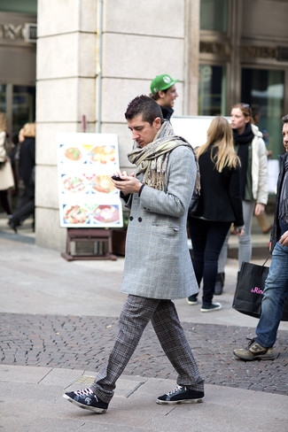 С чем носить темно-синие замшевые низкие кеды мужчине